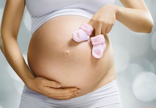 אישה בהריון מעבירה פפילומות לתינוק שלה